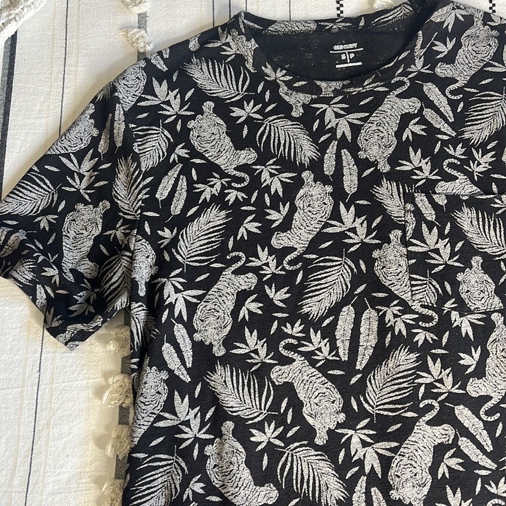 Old navy • jungle tiger leaf print T-shirt with chest pocket